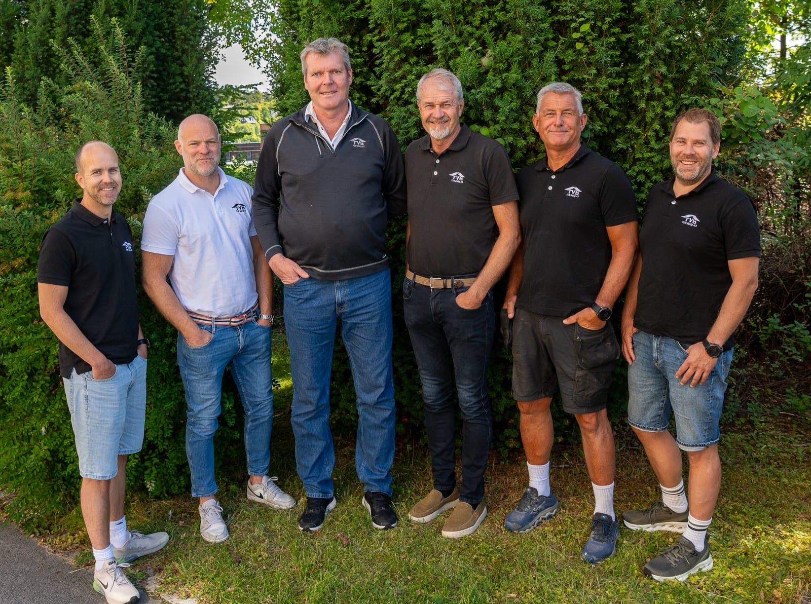 Hele teamet i TVB Bolig samlet utenfor kontoret i Skien